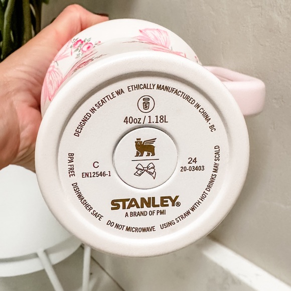 THE STANLEY X LOVESHACKFANCY HOLIDAY QUENCHER | 40 OZ/ Rosa Beaux Pink/ in hand - Picture 4 of 8